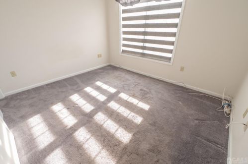 306 Regency Pl, Woodbridge NJ 07095-1036 exterior