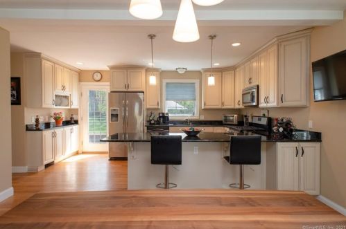 101 High St, Derby CT 06418-2721 exterior