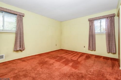 5 Hillside Dr, Clinton NJ 08809-1213 exterior