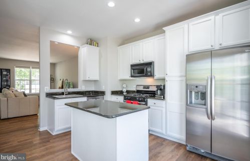 6940 Lerwick Ct, Alexandria VA  22315-5717 exterior