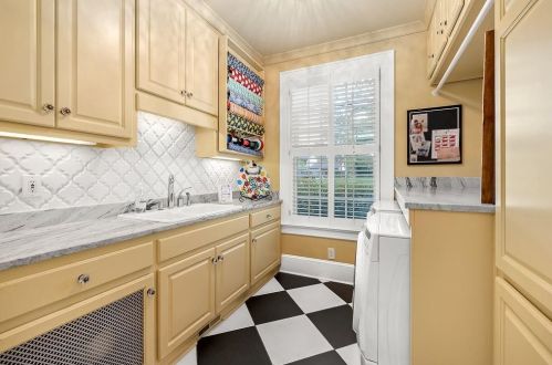 1647 Riverside Dr, Gainesville GA 30501-1837 exterior