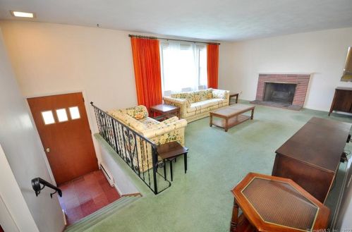 50 Gardner St, Manchester, CT 06040-5621