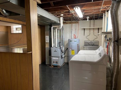 3805 Sunview Dr, Pittsburgh PA  15227-2634 exterior