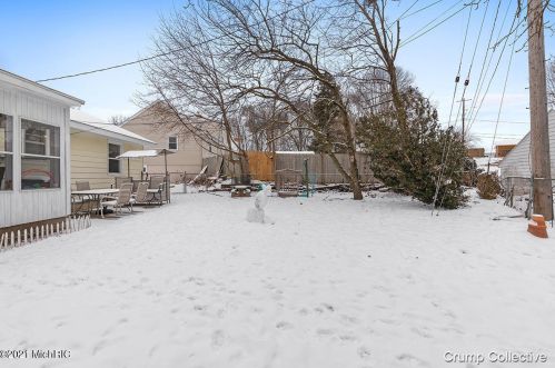 1062 Lockridge Dr, Grand Rapids MI 49505-4841 exterior