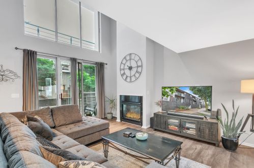 2006 Commerce St, Milwaukee, WI 53212-3402