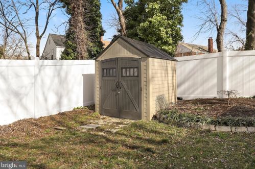 5849 Monticello Rd, Alexandria VA 22303-1301 exterior