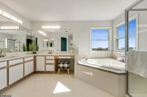 11 Bakley Ter, Town Center NJ  07052-2169 exterior