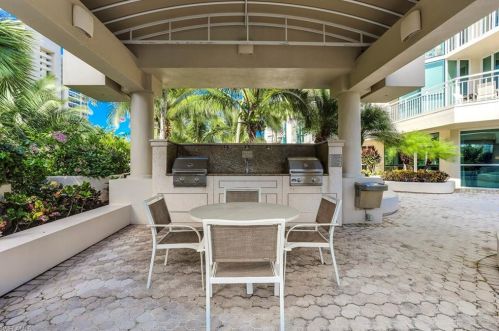 4255 Gulf Shore Blvd, Naples FL 34103-3435 exterior