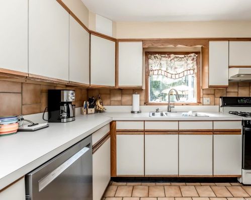 1638 Louis Kossuth Ave, Bohemia NY 11716-1514 exterior