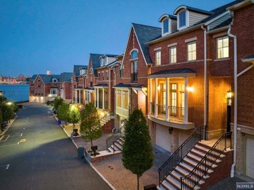 11 Moorings Ln, Edgewater NJ  07020-4301 exterior