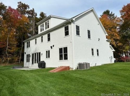 14 Appletree Ln, Norwalk CT 06850-1000 exterior