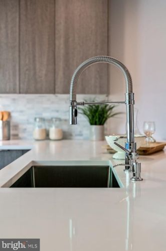 1352 19 St, Philadelphia PA 19146-4665 exterior