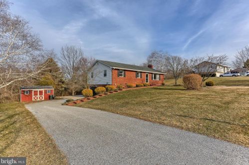 205 Valley View Dr, Hanover, PA 17331-9313