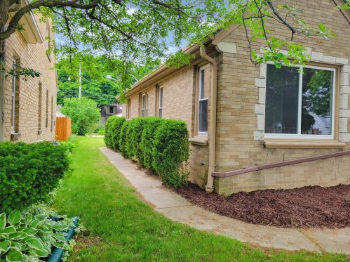 2829 80th St, Milwaukee, WI 53222-4909