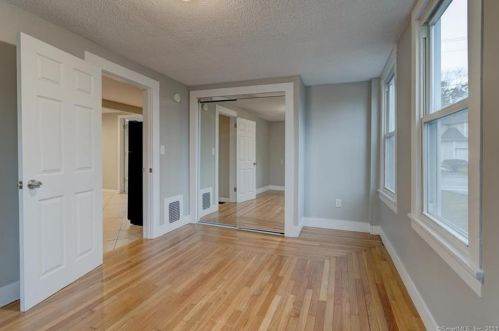 302 Woodbridge St, Manchester CT 06042-2372 exterior