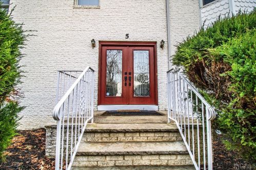 5 Hollywood St, Edison, NJ 08820-2248