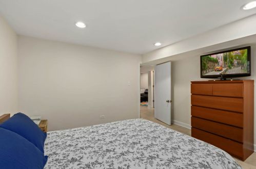 1740 Nagle Ave, Chicago IL 60706-4805 exterior