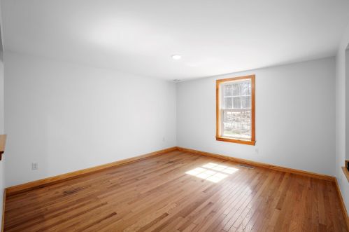 160 Hall Rd, Barrington NH 03825-3211 exterior