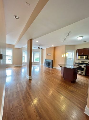 420 46th St, Chicago, IL 60653-4293