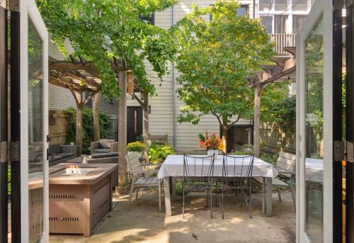 2037 Sawyer Ave, Chicago IL 60647-2703 exterior