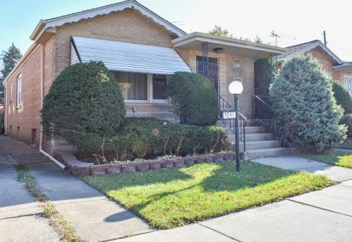 9041 Yates Blvd, Chicago, IL 60617-3866