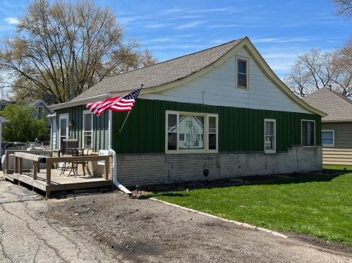 10419 Bungalow Pkwy, Milwaukee, WI 53214-1118