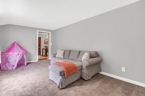 2374 Jenkinson Dr, Pittsburgh PA  15237-6620 exterior