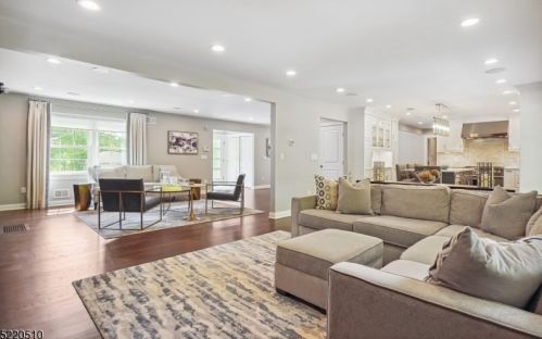 990 Chimney Ridge Dr, Springfield NJ  07081-3702 exterior