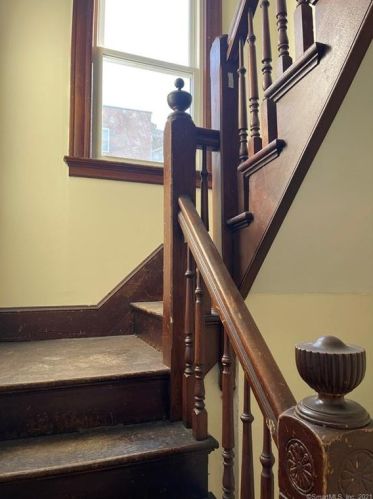 260 Main St, Meriden CT 06451-3859 exterior