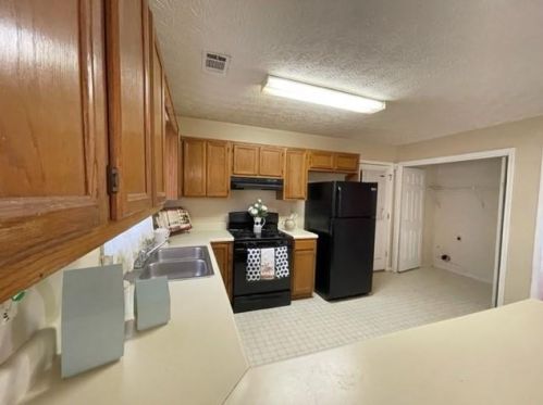 325 Enon Ct, Atlanta GA 30331-8412 exterior