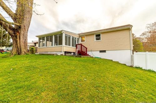 36 Park Avenue Ext, Uncasville CT 06382-1817 exterior