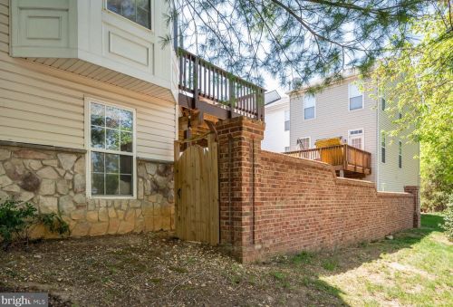 6940 Lerwick Ct, Alexandria VA  22315-5717 exterior