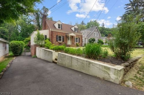 10 Lake Valley Rd, Morristown, NJ 07960-2811