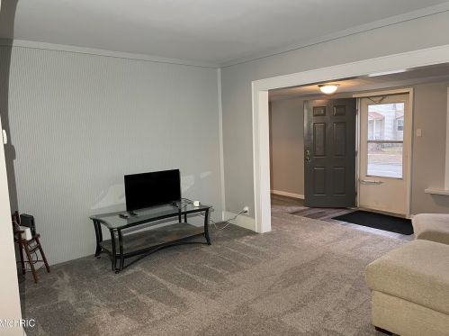 684 Isabella Ave, Meskegon MI 49442-4047 exterior