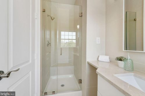 9318 Cranford Dr, Rockville MD 20854-2231 exterior