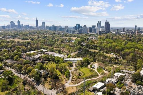 560 Dutch Valley Rd, Atlanta GA  30324-5304 exterior