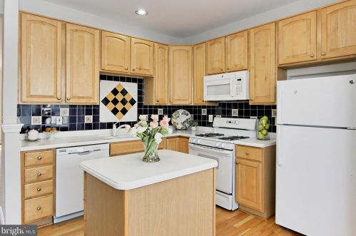 4999 Murtha St, Alexandria VA 22304-8612 exterior