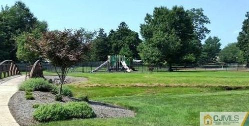 10 Park Gate Dr, Edison NJ 08820-4025 exterior