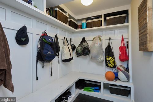 6825 Old Chesterbrook Rd, Mc Lean VA 22101-4408 exterior