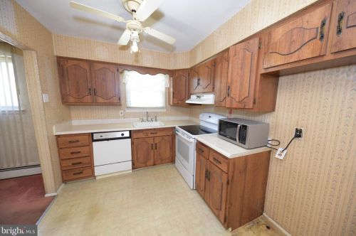 1523 Heather Pl, Pottstown PA exterior