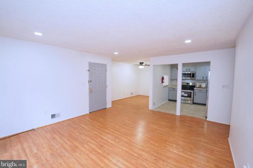 36 Holly Ct, Trenton NJ  08619-4633 exterior