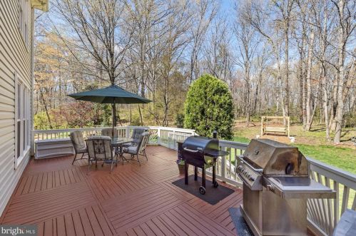 7001 Highland Mdw Ct, Alexandria VA 22315-3963 exterior