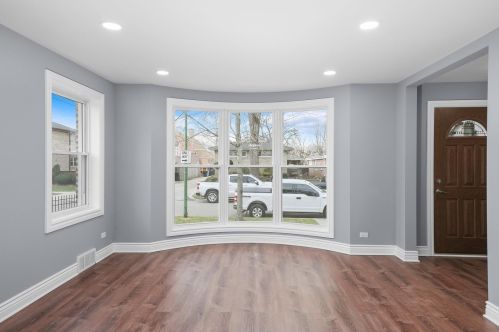 8247 Oglesby Ave, Chicago IL  60617-1927 exterior