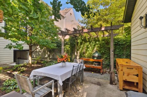 2037 Sawyer Ave, Chicago IL 60647-2703 exterior