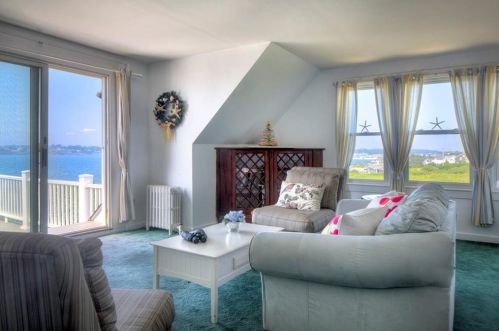 333 Tuckerman Ave, Middletown RI 02842-6049 exterior