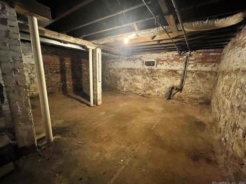 89 Old Broadway, North Haven CT 06473-1606 exterior