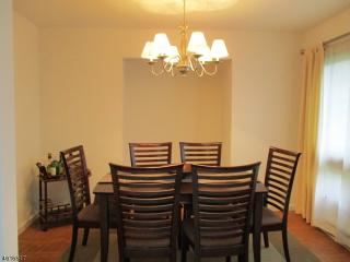 24 Roseland Ave, Warren NJ  07059-5720 exterior