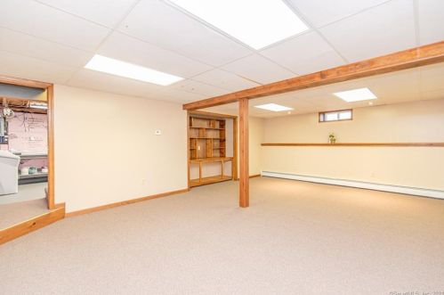 4 Celtic Ct, Enfield CT 06082-5777 exterior