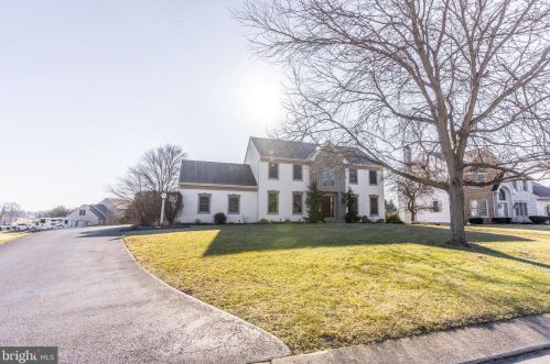 1121 Sunwood Ln, Lancaster PA  17601-7104 exterior