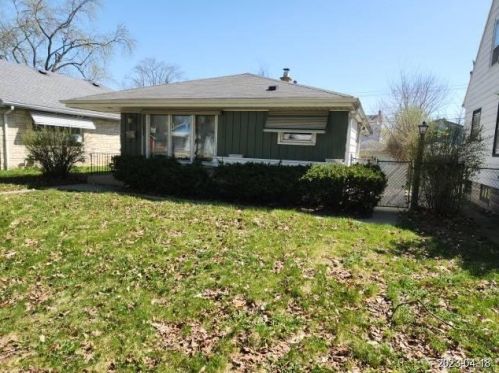 5710 69th St, Milwaukee, WI 53218-2207